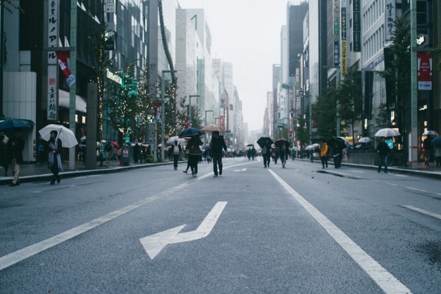 街を歩く人々