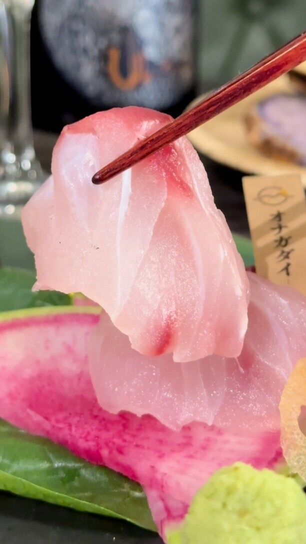 /
三崎漁港直送！圧倒的な鮮度に驚く「鮮魚刺５点盛り」

当店で仕入れている鮮魚は、三崎漁港から毎朝水揚げされたもの。
競りはInstagramでも話題沸騰中「クレイジー鮮魚店」こと活々水産さんに全幅の信頼を置き、お任せしております。

クレイジー鮮魚店さんが目利きした鮮魚は、15時頃にはお店に到着。
そのお魚をその日の夕方には召し上がっていただける驚異のスピード感！

獲れたてピッチピチのお魚は、口に入れた瞬間その違いに気づくはず♪

定番のお魚もあれば、少し変わったお魚を仕入れていることも?!
お店に足を運ぶ度に新しい発見がある、当店定番の一品です。

今回の動画では「オナガダイ」という希少な高級魚を捌いています。
職人が幾つもの工程を手際よく捌き、テーブルに届けられていく様子を、心地よいザックザク音と共にお楽しみください。

・・・

五反田のみならず、渋谷、恵比寿、目黒、大崎、品川エリアからも多数ご来店いただいております。
居酒屋としての宴会利用にも、デートのディナー利用にもおすすめ。

皆様のご来店心よりお待ちしております。

五反田/モルゲン五反田駅前店

#五反田グルメ
#五反田居酒屋
#恵比寿ディナー
#目黒居酒屋
#大崎グルメ