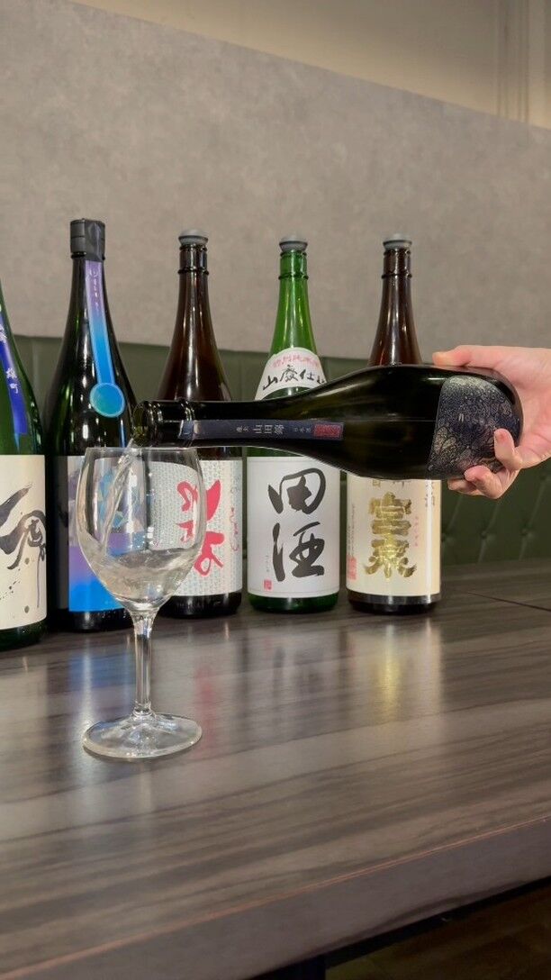 /
ワイングラスで楽しむ日本酒「産土」

モルゲンといえば、なんといっても日本酒の圧倒的なラインナップ。

日本酒をこよなく愛するオーナーが、全国から"センスのいい"選りすぐりの名酒を揃えました。

動画で登場するこのお酒は「産土(うぶすな)」。熊本県の花の香酒造さんにより、その土地や神々に敬意を払って造られた、唯一無二の味わいの希少な名酒。

微発泡、フルーティーで軽やか、かつ繊細な香りが広がる産土を、当店ではワイングラスでご提供。

日本酒好きのあの子に喜んでほしい。そんな日のディナーは、モルゲンに決まり。

・・・

五反田のみならず、渋谷、恵比寿、目黒、大崎、品川エリアからも多数ご来店いただいております。
居酒屋としての宴会利用にも、デートのディナー利用にもおすすめ。

皆様のご来店心よりお待ちしております。

五反田/モルゲン五反田駅前店

#五反田グルメ
#五反田居酒屋
#恵比寿ディナー
#目黒居酒屋
#大崎グルメ